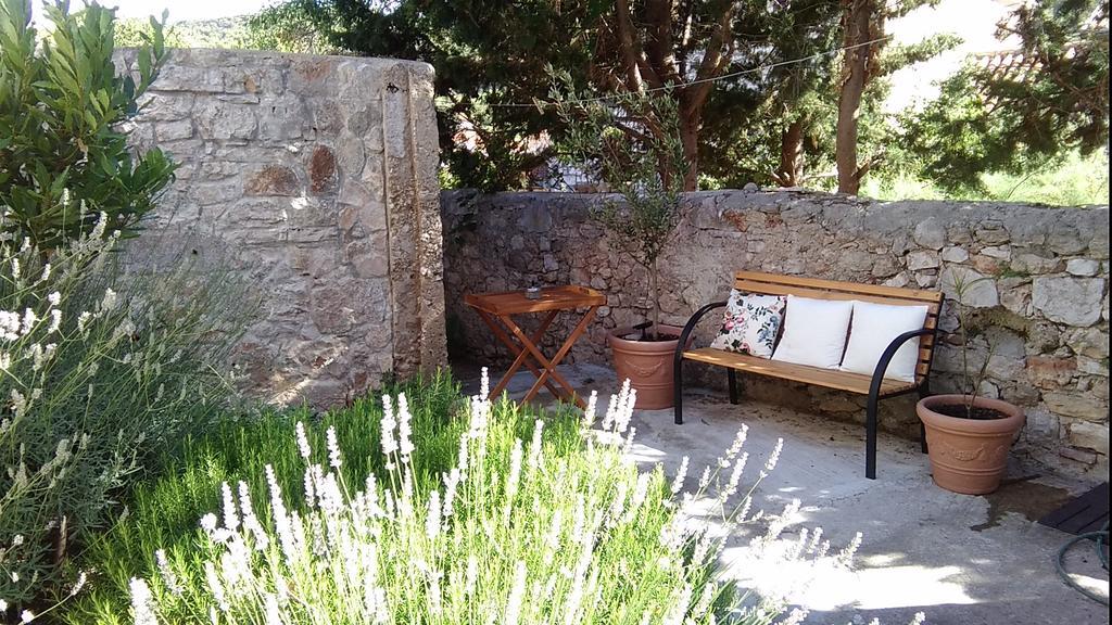 D House Authentic Zlarin House, Relaxing Courtyard And Terrace Quarto foto